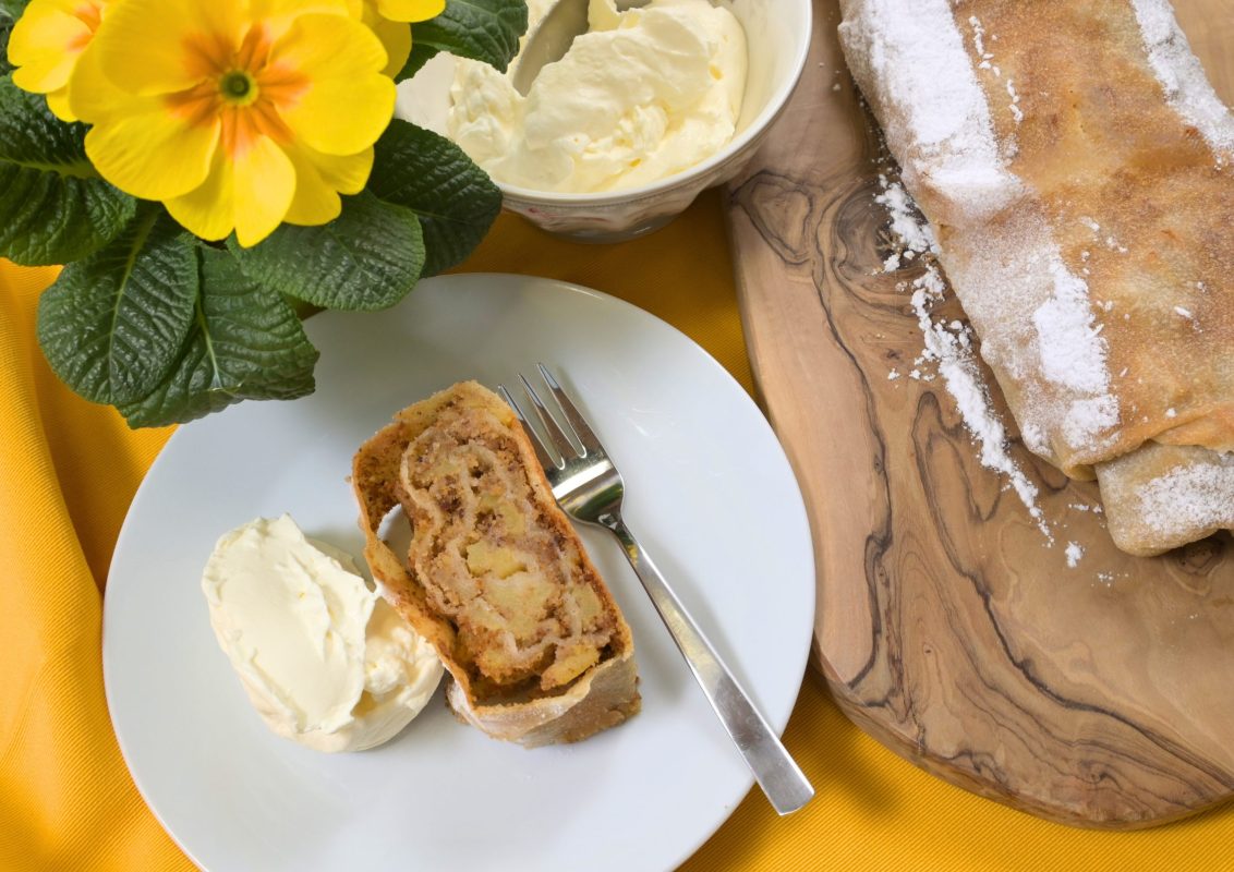 Apfelstrudel mit Strudelteig