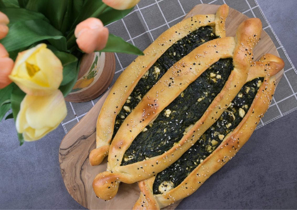 Türkische Pide mit Spinat & Feta